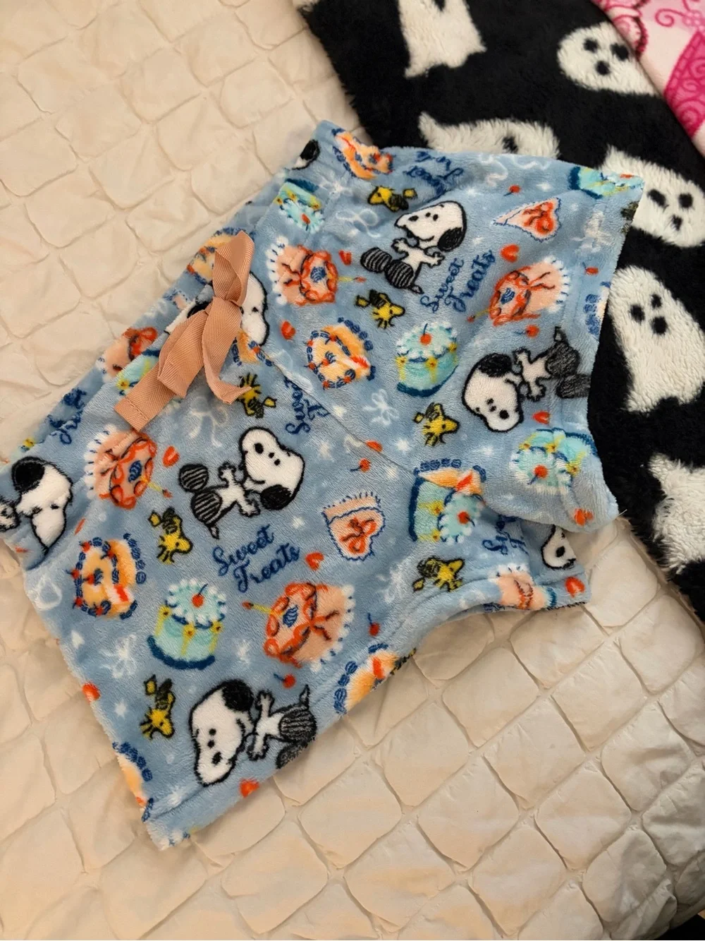 Vintage Style Peanuts Snoopy Sweet Treats Plush Lounge Shorts (Size L) 🍰✨